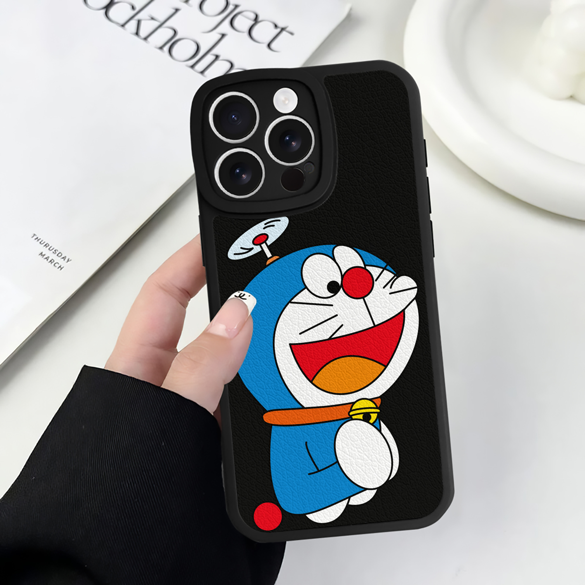 （画像用） ドラえもん Doraemon 【iPhone 16シリーズ対応】シリコンスマホケース（レザー調） 材質：シリコン